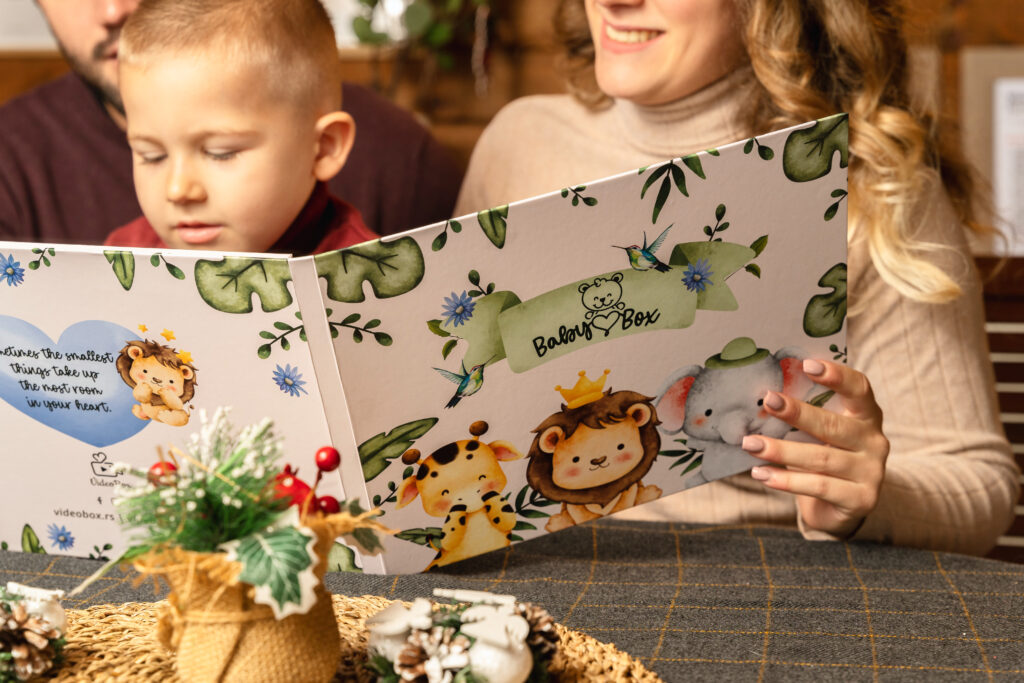 Majka i dete gledaju BabyBox